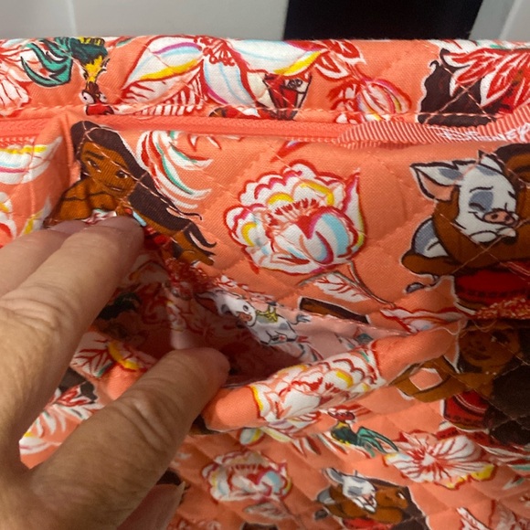 š§”Vera Bradley Disney Triple Zip Hipster āMoana Adventureā - Picture 4 of 9